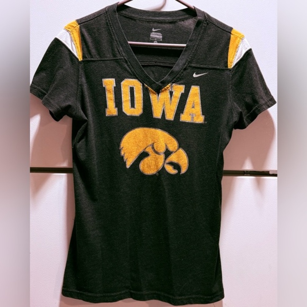 🪩Nike Iowa Hawkeyes Distressed Black Team Prep V-neck T-shirt